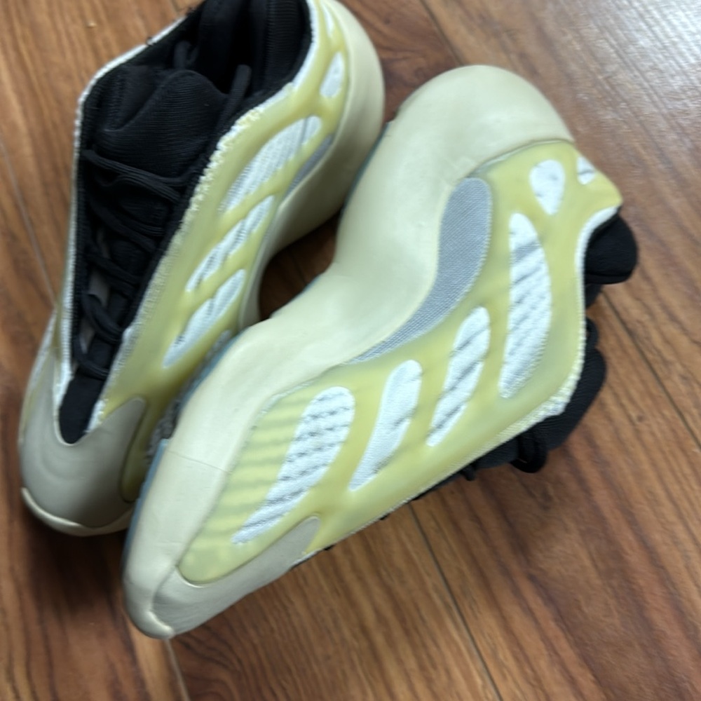 Yeezy 700 V3 Runners